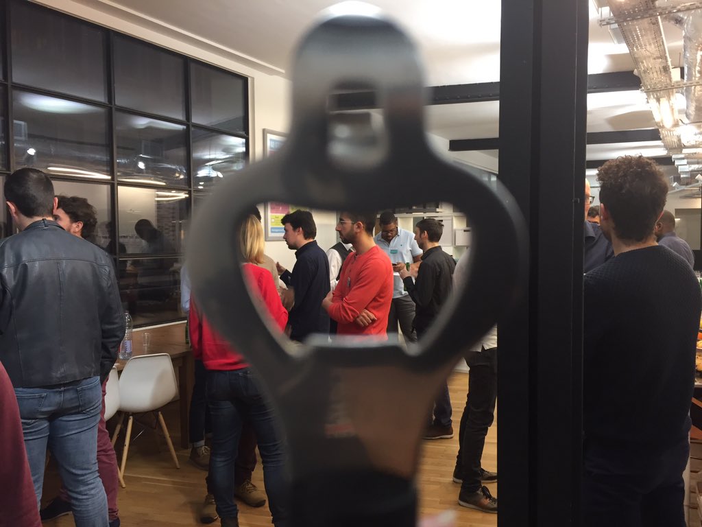 TechDoorsLive's tweet image. Connaissez vous l&apos;accessoire indispensable lors d&apos;une #TechDoors ?
Le staff dégaine plus rapide que sa propre ombre 🤠