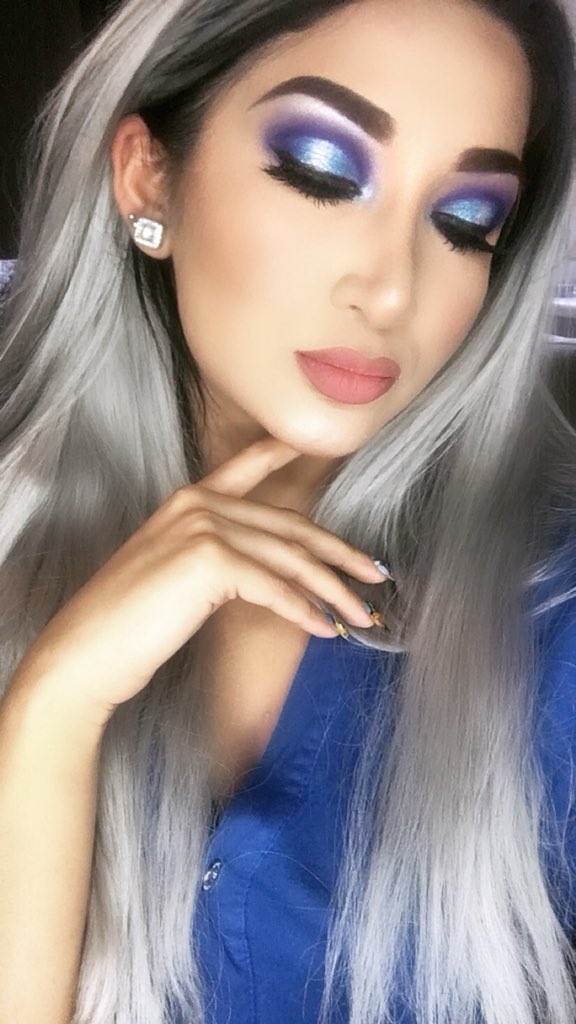 SallyhaDin's tweet photo. She’s electric!
Make up look using #palettes by @juviasplace and @hudabeauty #electricobsessions #magic https://t.co/n3GPHgulSB