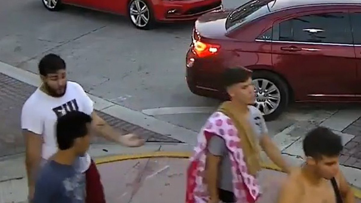 #BREAKING Suspects surrender to police after gay couple attacked in Miami Beach bit.ly/2GOaa4X?utm_so… https://t.co/061Rg4x4vR