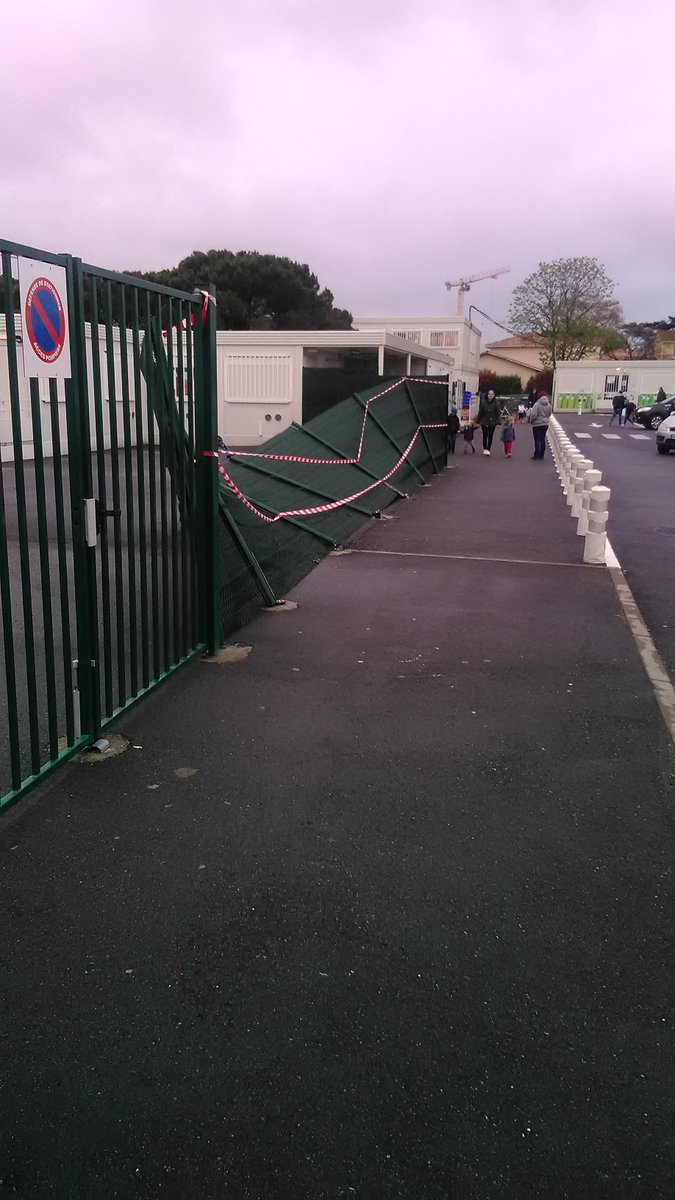 solexxine's tweet photo. Pendant ce temps là, tout va bien à l'école Alphand. #toulouse https://t.co/FAItds1Sb1