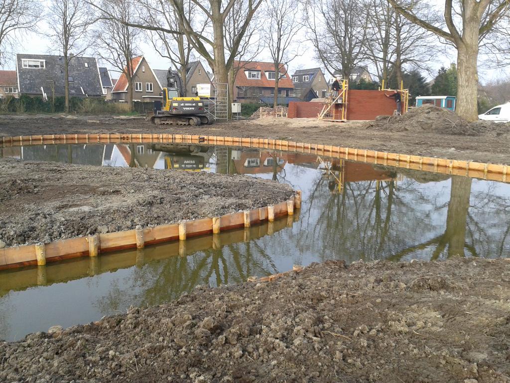 De nieuwe vijver krijgt vorm. Er wordt hard gewerkt aan het dierenverblijf in het hertenkamp. <a href="/JoostBruijn1/">Joost Bruijn</a>  <a href="/HertenkampHHW/">Hertenkamp HHW</a> <a href="/GemHHW/">Gemeente Heerhugowaard, in Memoriam</a>
