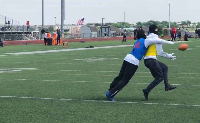 geovanni01's tweet photo. Pass interference and still brought that one in #FBUAustin #84 #2021class @DJenkins365 @ctx_elite @PlayBookAthlete goes all out in every play. https://t.co/PO3sEUuVZl