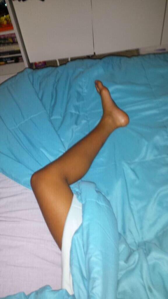 ClarissaYorke's tweet photo. como eu durmo qnd ta calor https://t.co/3bPA5Cc291
