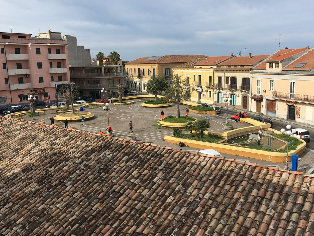 piervalem's tweet photo. Oggi a Gioia Tauro, sono iniziate #finalmente le operazioni di #pulizia #decorourbano dopo tanti mesi di degrado degli spazi pubblici, grazie agli ex operai di Piana Ambiente! 👍 https://t.co/KckwRBbhrW