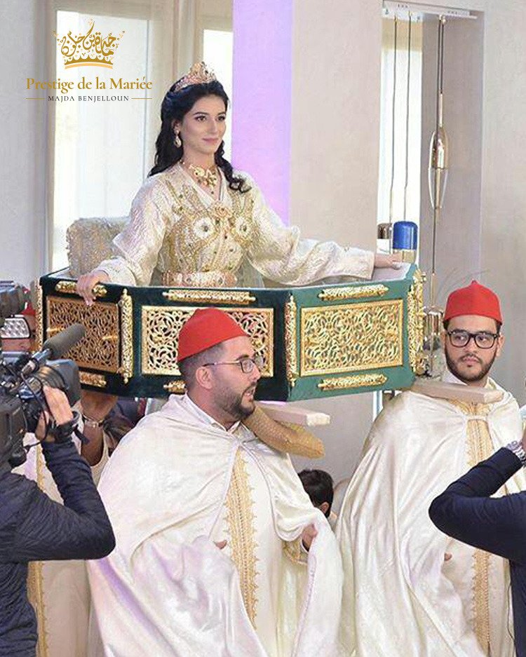 NegafaMajda's tweet photo. La beauté à l'état pur 😍😍, tu es tout simplement magnifique ma chére Hind  😘. 
#MajdaBenjelloun #Negafa  #caftan #mariage #Luxe #Prestige #neggafa #dubaidiaries #moroccanbeauty #Morocco #Bride #Wedding #Dubai #prestigedelamariée #Beauté #فخامة #MariageMarocain #love https://t.co/IfnR8j1YSb