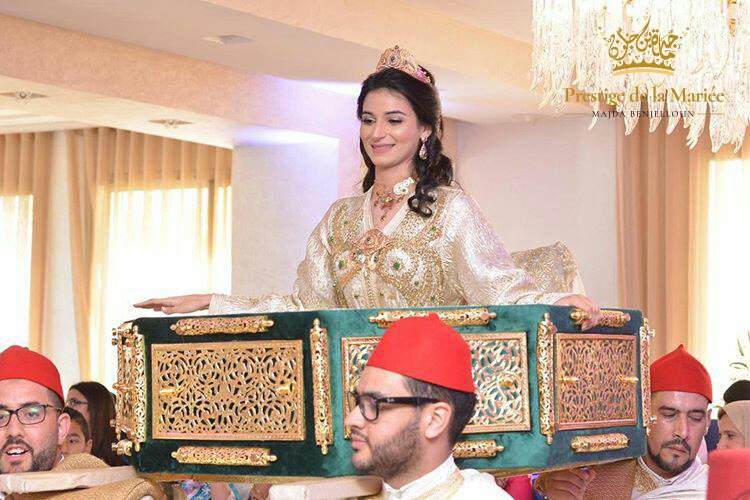 NegafaMajda's tweet photo. La beauté à l'état pur 😍😍, tu es tout simplement magnifique ma chére Hind  😘. 
#MajdaBenjelloun #Negafa  #caftan #mariage #Luxe #Prestige #neggafa #dubaidiaries #moroccanbeauty #Morocco #Bride #Wedding #Dubai #prestigedelamariée #Beauté #فخامة #MariageMarocain #love https://t.co/IfnR8j1YSb
