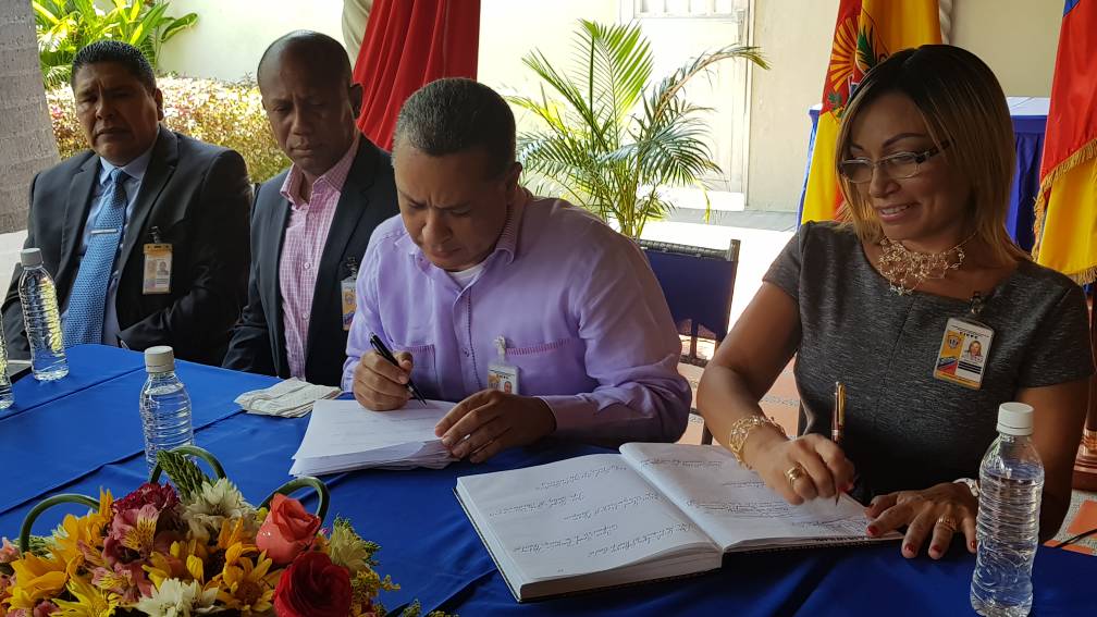 Donde hace entrega del Redip Central  La Comisaría General, Mercy Bracho y recibe el Comisario General, Luis Ollarves