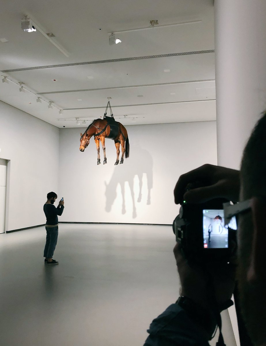 Alexandre_Sim's tweet photo. Un instagrameur shooté devant l’œuvre de Maurizio Cattelan, La ballata di Trotski, 1996. 

#EmptyFLV
#AuDiapasonDuMonde 

@FondationLV https://t.co/dE50NWOjrF