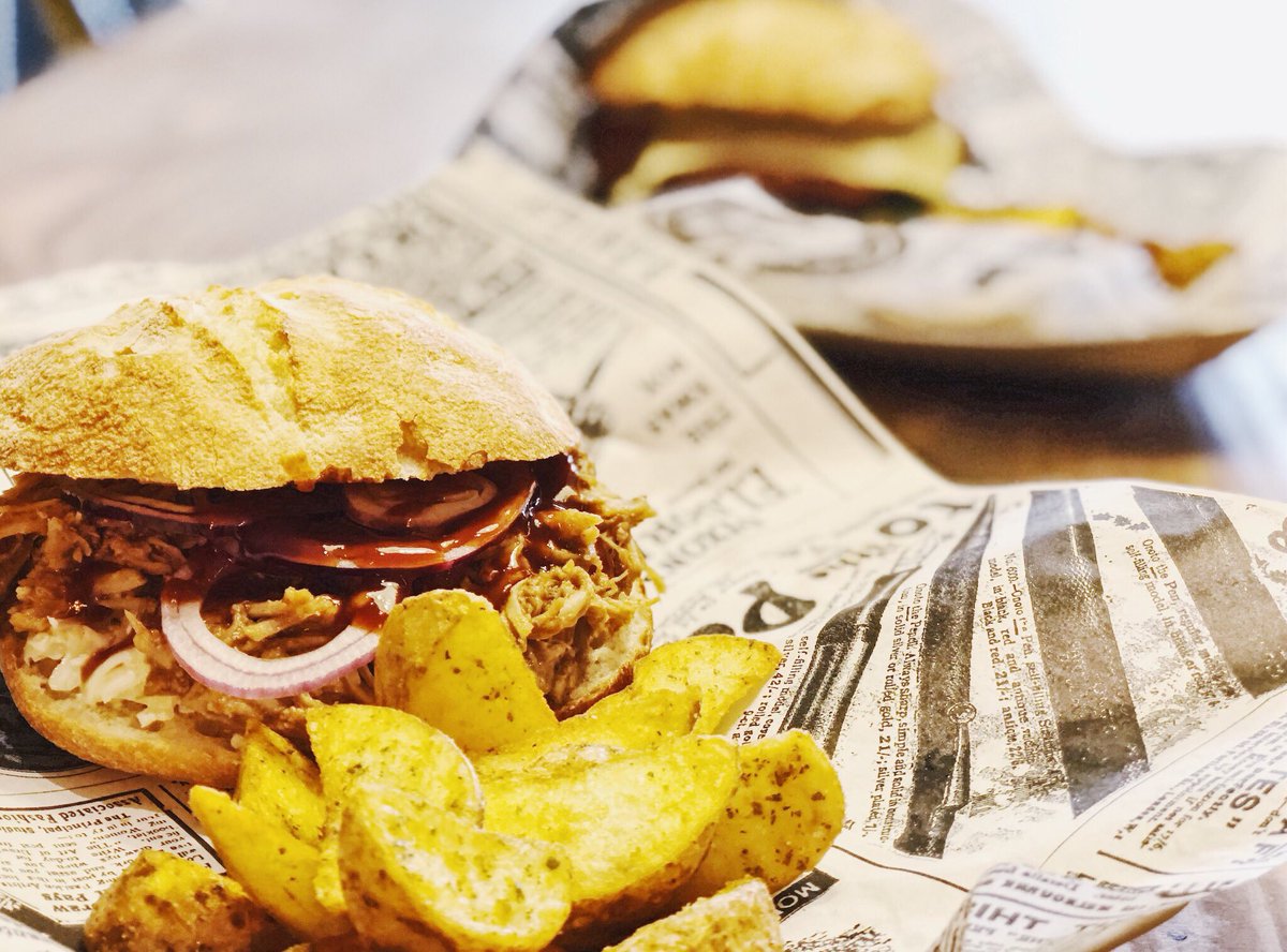 🔥Salsa #barbacoa, coleslaw, cebolla morada y delicioso #PulledPork! Hay alguna opción mejor para disfrutar de la cena? 😏🔥