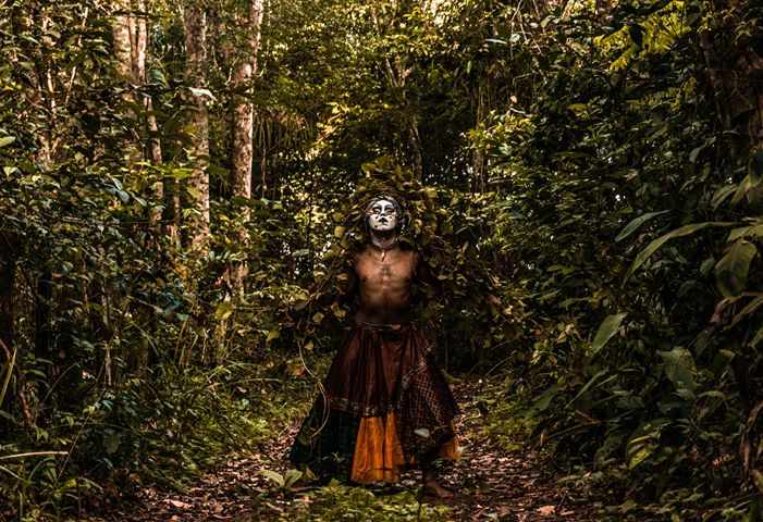 folha's tweet image. O biólogo de Manaus que incorpora Uýra, uma drag amazônica bit.ly/2He3QTV