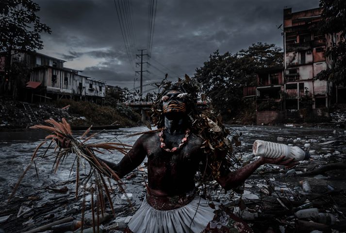 folha's tweet image. O biólogo de Manaus que incorpora Uýra, uma drag amazônica bit.ly/2He3QTV