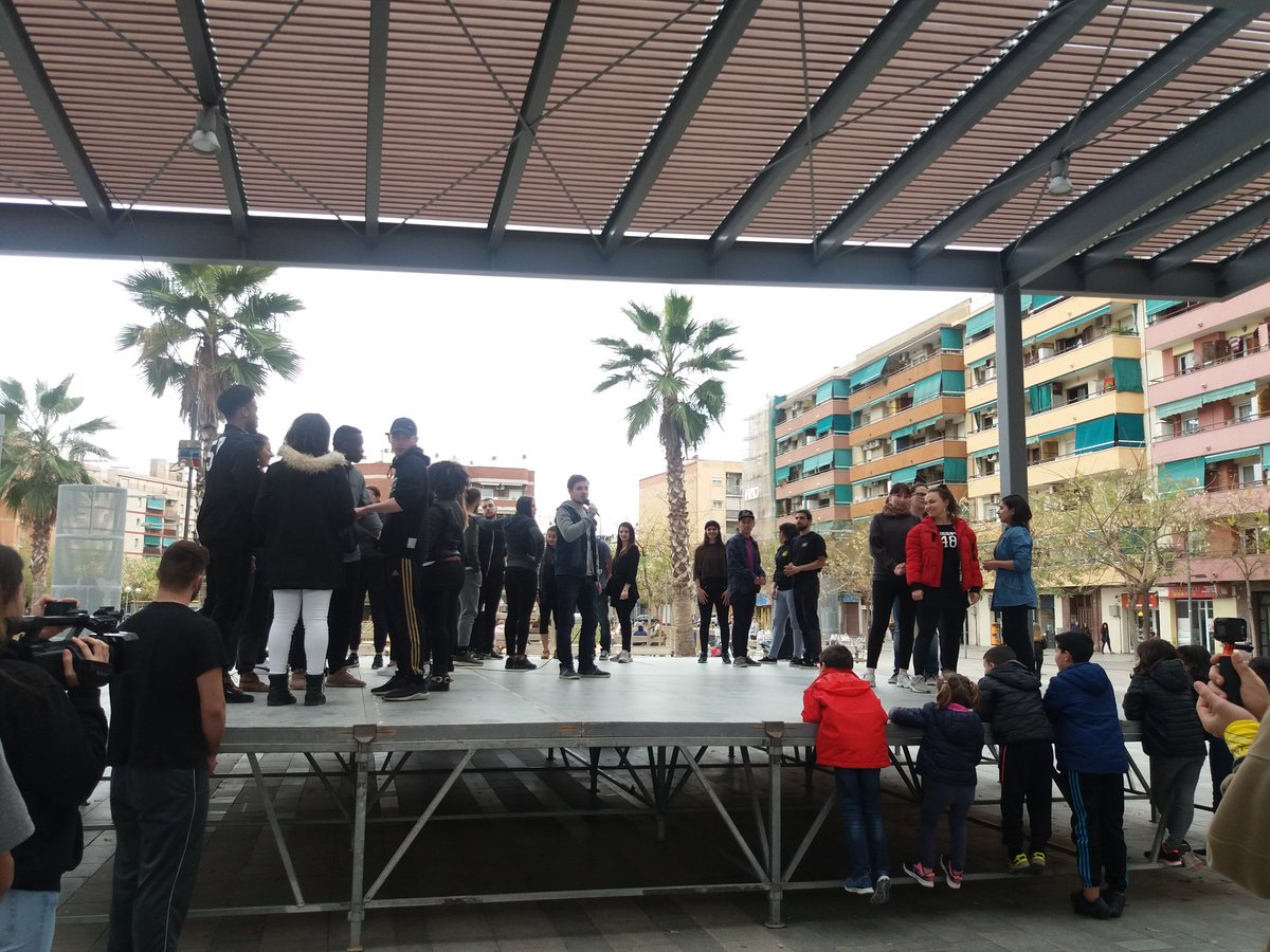 AnnaMCuello's tweet photo. Motivació, alegria, superació, implicació i amor per la dança! Això és el que han demostrat els i les joves de l'intercanvi #DanceDialogue avui a la Plaça Catalunya! Mil gràcies per transmetre tanta força! @TACCbcn @JovesPrat @ElPratCultura @CCBaixLlobregat https://t.co/a8X4aTlOXd