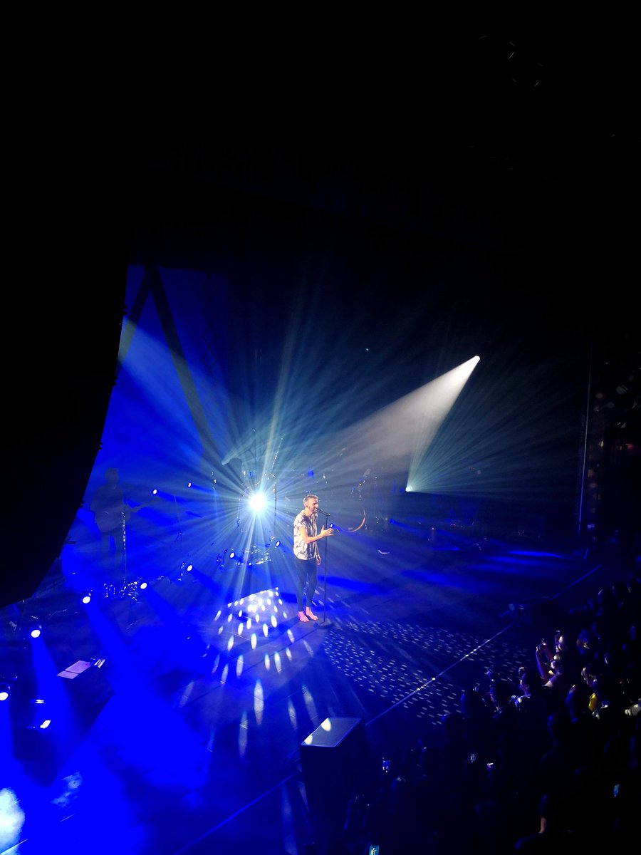 Spiderdimit's tweet photo. Il est fabuleux ce petit chanteur, voix, énergie, présence symbiose avec le public par contre il doit encore travailler sa souplesse 😁 @cwillem @ABconcerts @IGITOFFICIAL #christophewillem #abconcert #grandchateur #voix #energie #presencesurscene https://t.co/38sYBT88tU