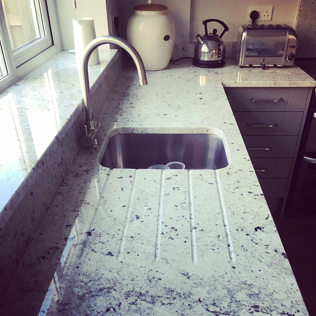 TuMewnLtd's tweet photo. Our latest project using @Masterclasskitc Wimbourne light grey shaker style with @franke_group sink & tap and @RubyGranite Sensa granite worktops. From design to completion @TuMewnLtd
#tumewn #masterclasskitchens #frankeuk #rubygranite #cornerlarder #cleverstorage https://t.co/IkhTXyxFMd