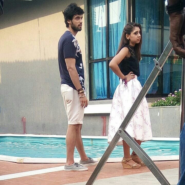 hoor_tauseef's tweet photo. MaNan off screen picture 😍😍 #ManikMalhotraIsBack #NandiniMurthyIsBack #MaNanIsBack #Shootvoot #kasiyehyaarianseason3 #MaNanForLife #Kyy3 
P.C IG https://t.co/hLmG6bbLrO