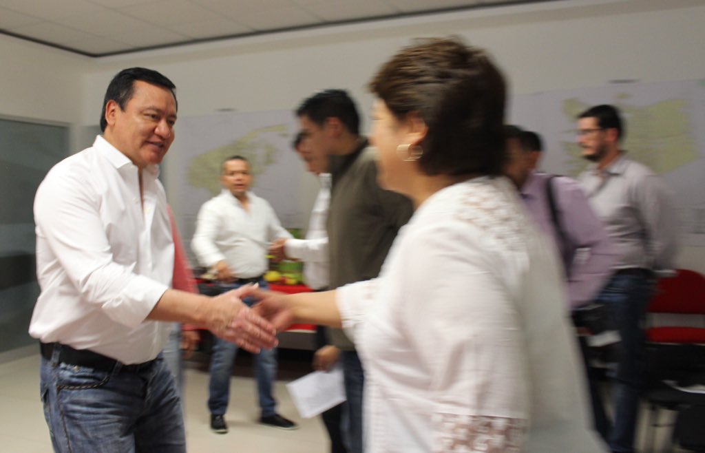 PRIQueretaroCDE's tweet photo. @osoriochong, Coordinador nacional de Candidatos al Senado por el #PRI, y nuestro líder Juan José Ruiz se reúnen con @AnaBerthaSS y @ErnestoLuqueH, así como con aspirantes a Diputaciones federales, para evaluar y fortalecer trabajos internos. #QroNosUne https://t.co/AjLsvU4kQH