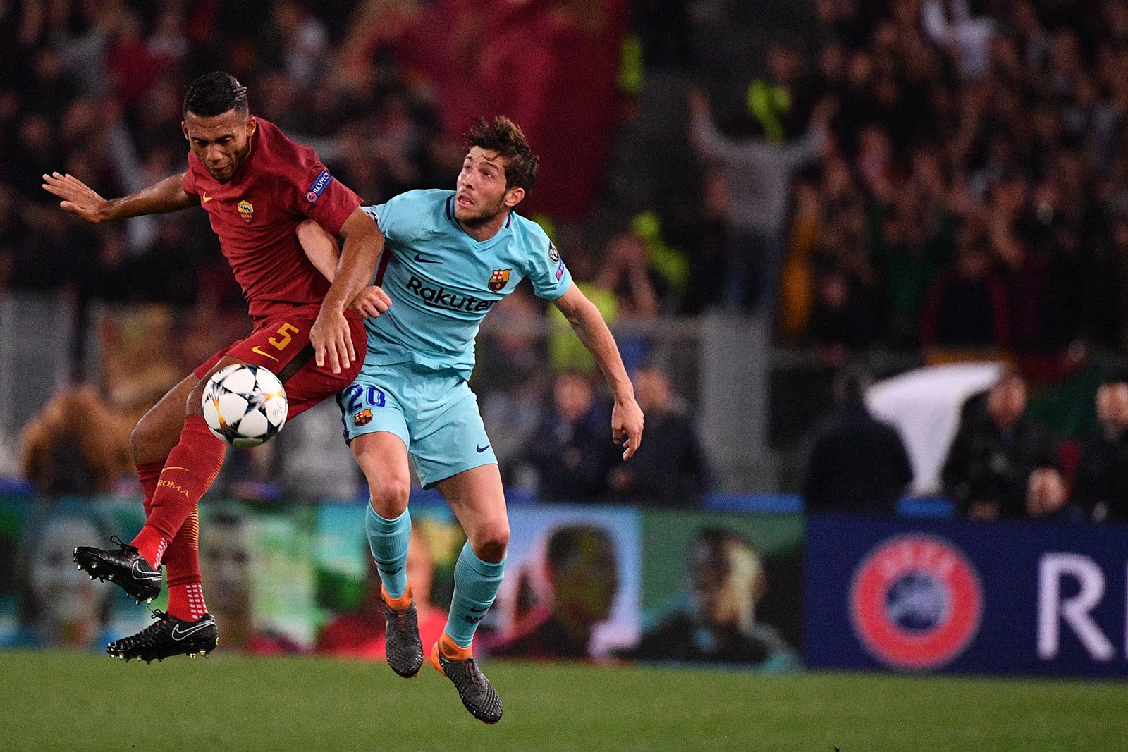 صور مباراة : روما - برشلونة 3-0 ( 10-04-2018 )  DacjGofX0AEnvea