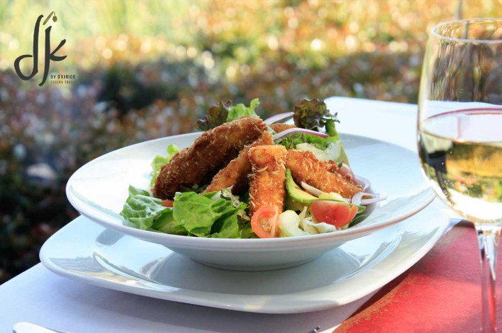 dkirico's tweet photo. Ven hoy #FelizMartes por una #CopaDeVino #VinoBlanco acompañada de nuestra #ensalada DE TIRITAS: mezcla de #lechugas con tiritas de #PolloParmesano, #TomatitosCherry y #vinagreta #balsamico https://t.co/41cujvVVla