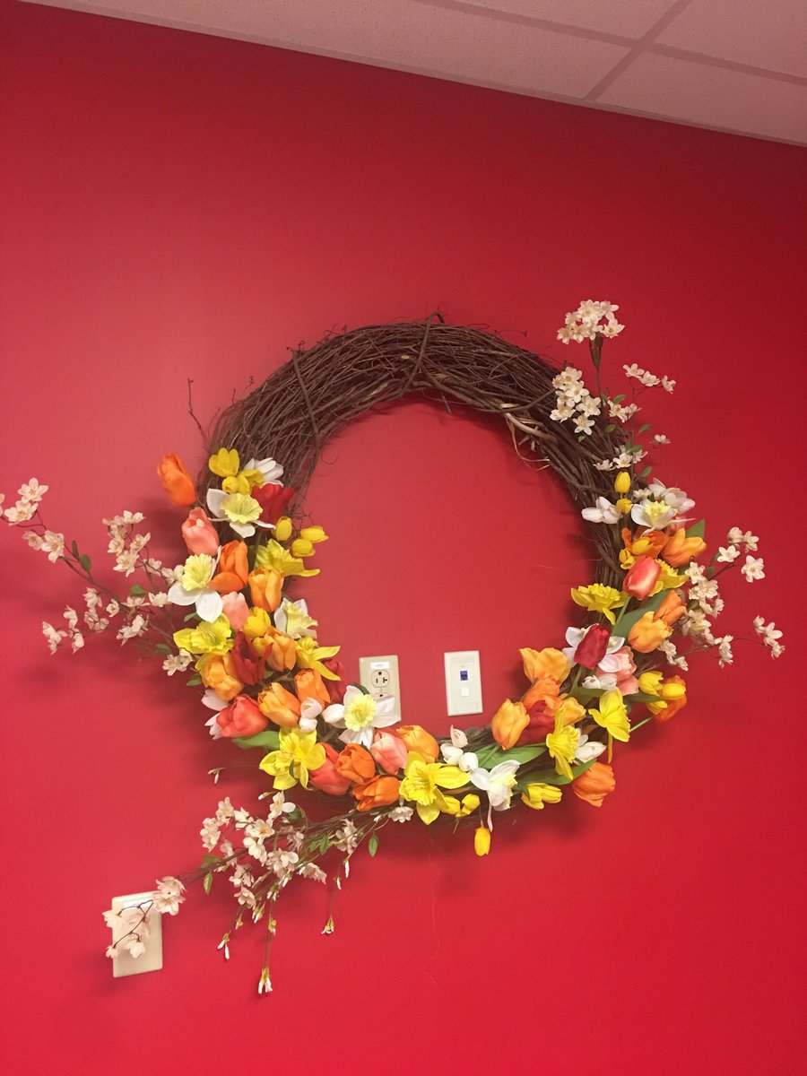 Sunnking's tweet image. Spring wreath 🌸✔️
Spring weather ✖️

 #Springdecorations #cantwaitforwarmweather