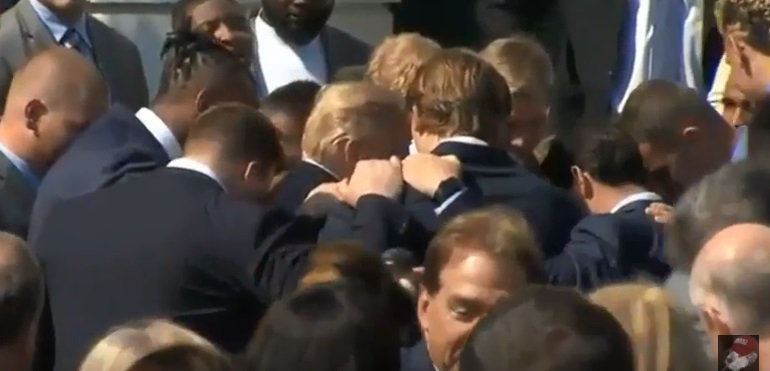 CB969onRBR's tweet photo. The #Alabama football team was at the White House today and after the photo ops were over, JK Scott asked President Trump if he would join him in prayer and many players joined in. https://t.co/iW0MkYBNrD