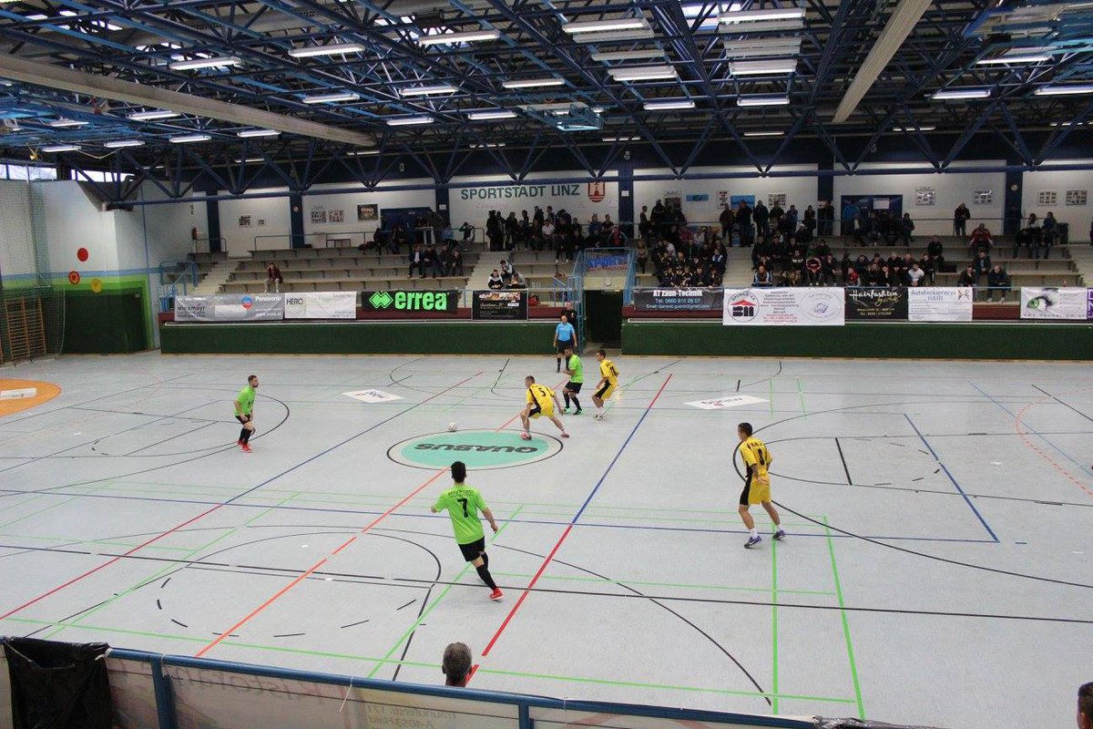 ViennaWalzer's tweet photo. Freundschaftsspiel in Linz ⚽️
#ViennaWalzer #AktivCenter #Futsal #Friendship #Vienna #Austria https://t.co/W3u5pjkbeV