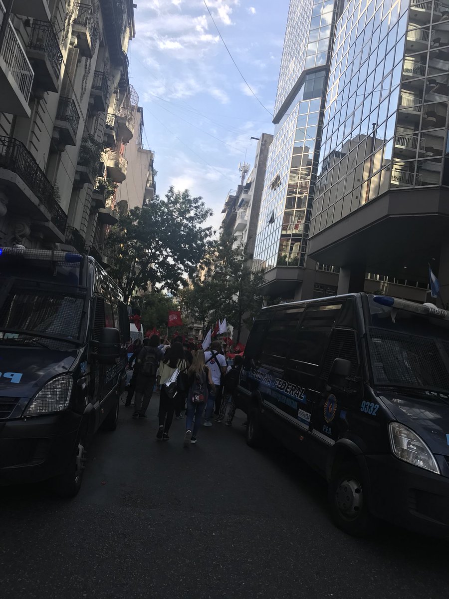 Cc_Chiabrando's tweet photo. Los pro vida están separados de los que están a favor del aborto  y son custodiados por la policía bonaerense #DebateAbortoEnPublicable https://t.co/mpwksIbMJO