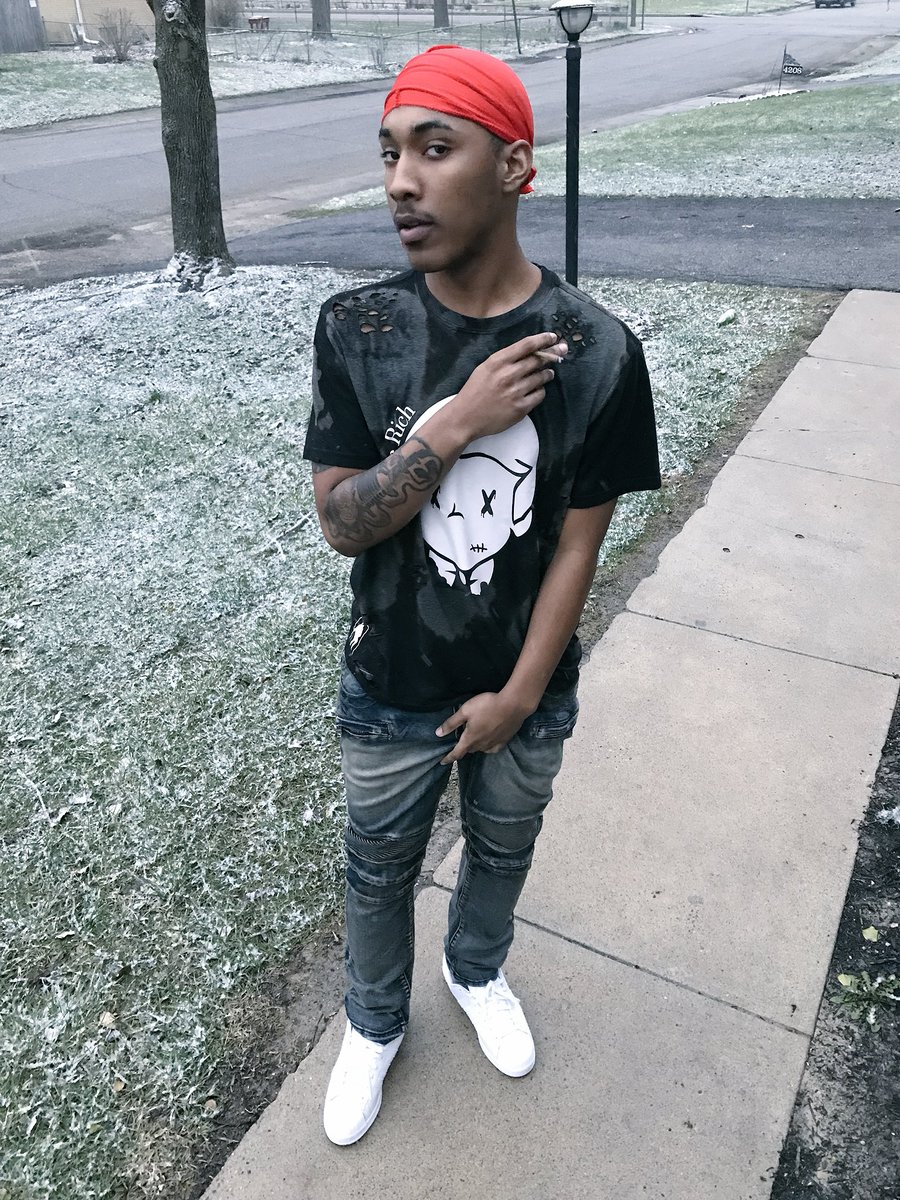 aatplilro's tweet photo. Really just glad to be living rn in these days 💯 sometimes i just smoke a b to talk to my niggas gone #facx https://t.co/hC3nDjVl21