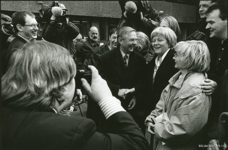 20 years ago today, the Good Friday Agreement was signed. #GFA20 This image captures the happy Northern Ireland Secretary of State, Mo Mowlam on that historic evening of April 10 1998. #History #Belfast