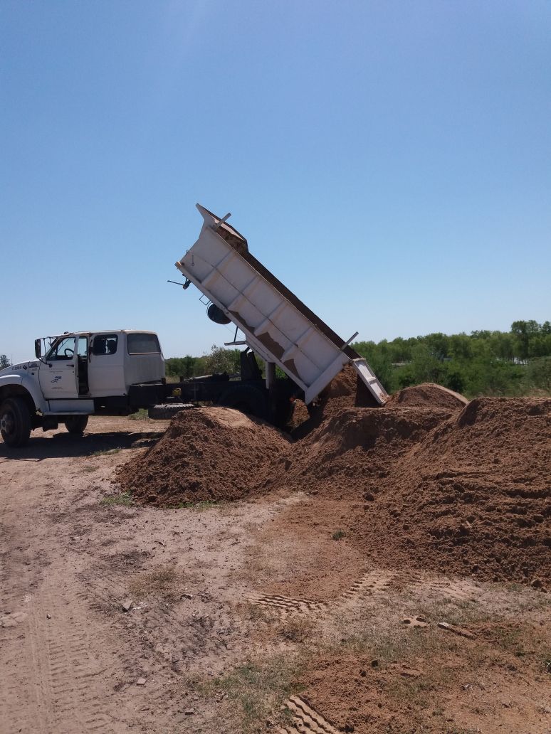 pacozisuela's tweet photo. La APA trabaja en la reparación y acondicionamiento de las defensas en Barranqueras @domingopeppo @ChacoGobierno https://t.co/HkenHaC4dl