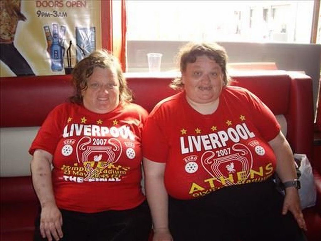 BolycsCymraeg's tweet photo. Dathliadau dwbl i Ffion a Delyth Jones ar #NationalSiblingsDay yn Amlwch heno #PumpUn #LFC #YNWA https://t.co/av2ALF0rKP