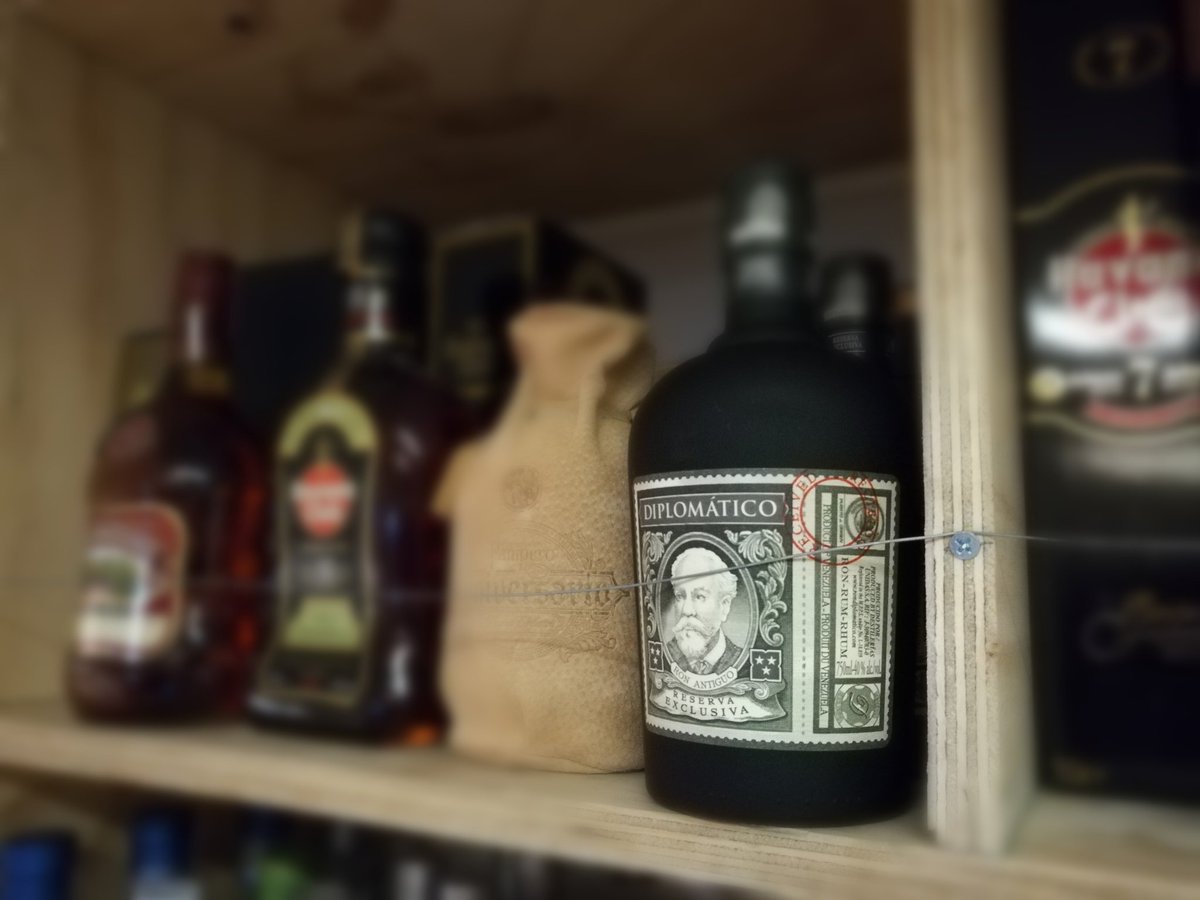 Considerado uno de los mejores rones del mundo, elaborado con mieles de caña de azúcar, destilado en antiguos alambiques de cobre y envejecido en pequeñas barricas de roble hasta 12 años. Ron Diplomatico reserva exclusiva. Encuentralo en 👇 blt.ly/2EBNylh
