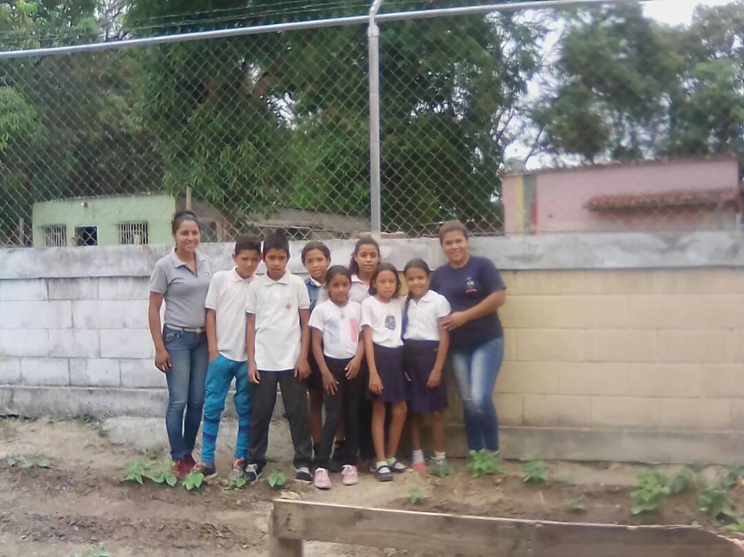 cbitsimonplanas's tweet photo. Siembra de Caraotas E.E Sabaneta dentro del proyecto Socio productivo @CbitLara @AurimarVargas1 @salasimonplanas @MPPEDUCACION https://t.co/OXXEx7bOOD