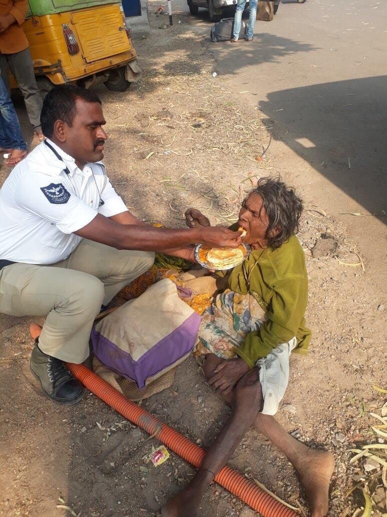 rcc_pipes's tweet photo. Hyderabad traffic policeman fed a homeless woman too weak to eat on her own. God bless this gentleman. https://t.co/sITCCMMNhC