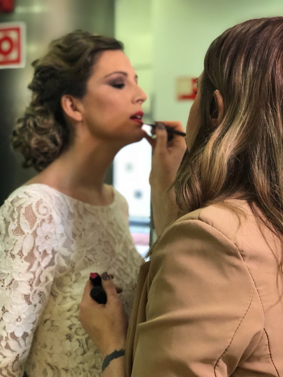 _AboutLifestyle's tweet photo. De momento no puedo desvelar mucho más del shooting de hoy, sólo que he conocido a gente increíble y grandes profesionales que han hecho todo facilísimo y me han hecho sentir como una verdadera 👸🏼 @KIREYESTILISTAS @RIOSMODA1 @Olarizurest #bitxilore #javierargote #jaionezulueta https://t.co/I4iz3k6XNN