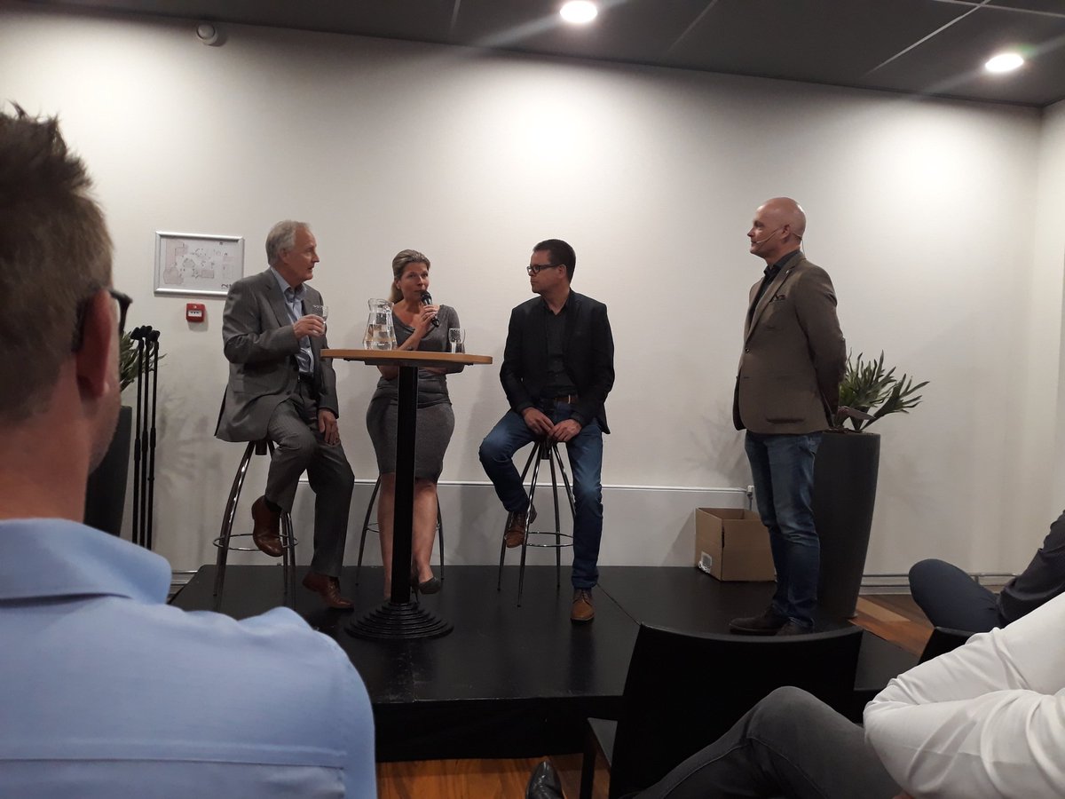 EZStadskanaal's tweet photo. Vanavond een bijeenkomst waar het bruist van innovatieve ideeën in Geert Teis. Pitches van studenten van de ondernemersacademie, gevolgd door de presentatie van de businesscase Innovatiehub Zuid Groningen. Conclusie, we gaan ervoor! https://t.co/8nudofBnpb