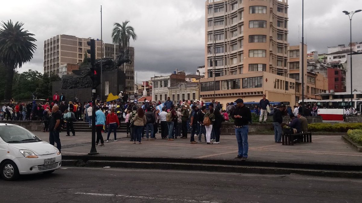 levantate_e's tweet photo. “Millones y millonas” de personas en la plaza Simón Bolívar, por favor tomen vías alternas https://t.co/UPlJGa2f4C