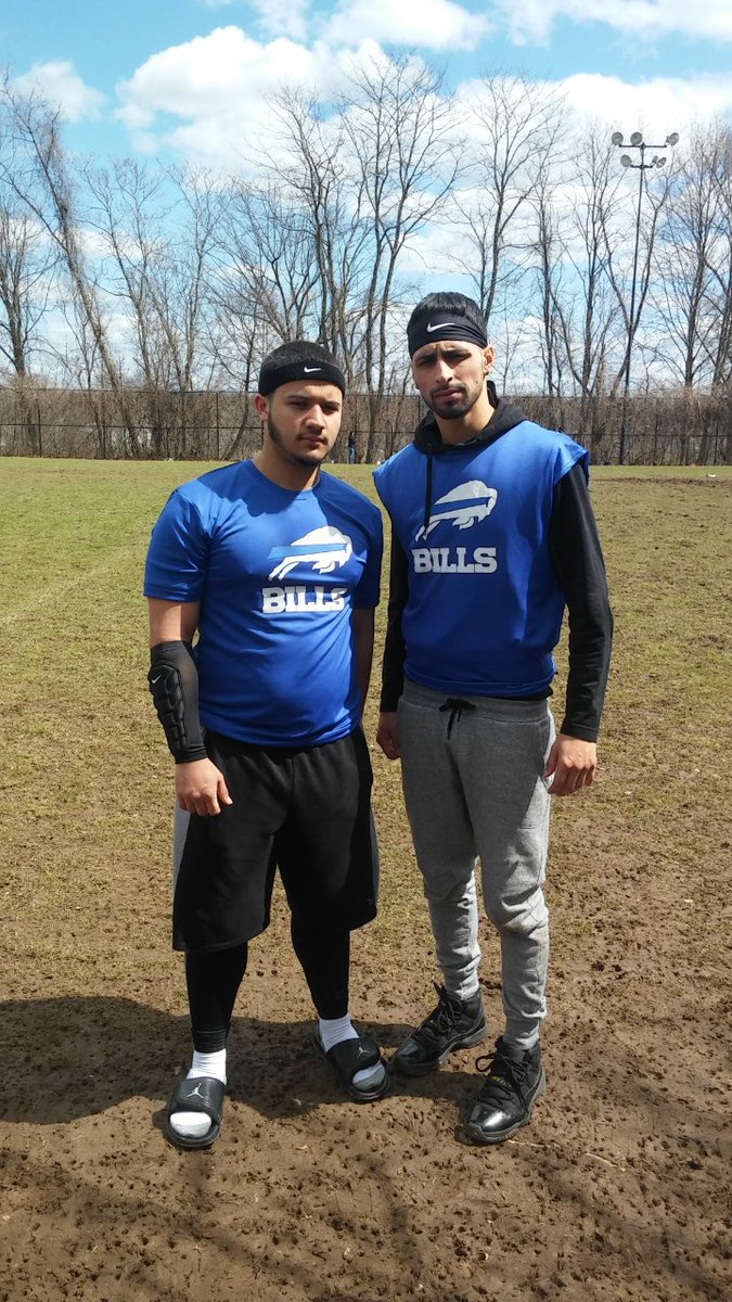 Ang___29's tweet image. The other day with my older brother balling out. 🏈🏈💯💯👌😈😈