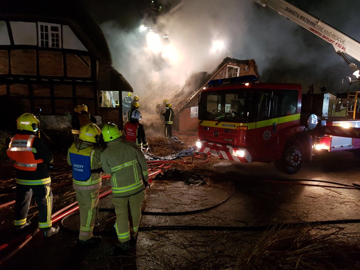 davegrahamS025's tweet photo. @whitchurch06 @Eastleigh32 @Andover31 @WinchesterStn30 @BasingstokeRDS did HFRS proud yesterday by the way they worked at the thatch at Ham. Trying conditions with everyone getting stuck in. Partnership work with @DWFRSMaggsMatty @DWFireRescue @DWFRSKCollis @DWFRSTomBrolan https://t.co/PpQoiaRzZN