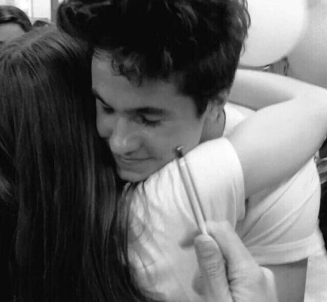 monitoronda's tweet photo. Qué se sentirá abrazar a Michael? Seguro sera lo más lindo del mundo, él con sus ojitos cerrados y con una sonrisa bella en su rostro, sentir sus hermosas manos en tu espalda mientras te abraza, transmitiendote tanta paz y tranquilidad..... https://t.co/nuqV4RMyQ8