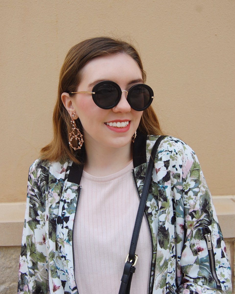 BestStyleBlog's tweet photo. Throwing on a light jacket is perfect when the weather is always changing💐🌸🌼 #springfashion https://t.co/yu3L7MB0F5