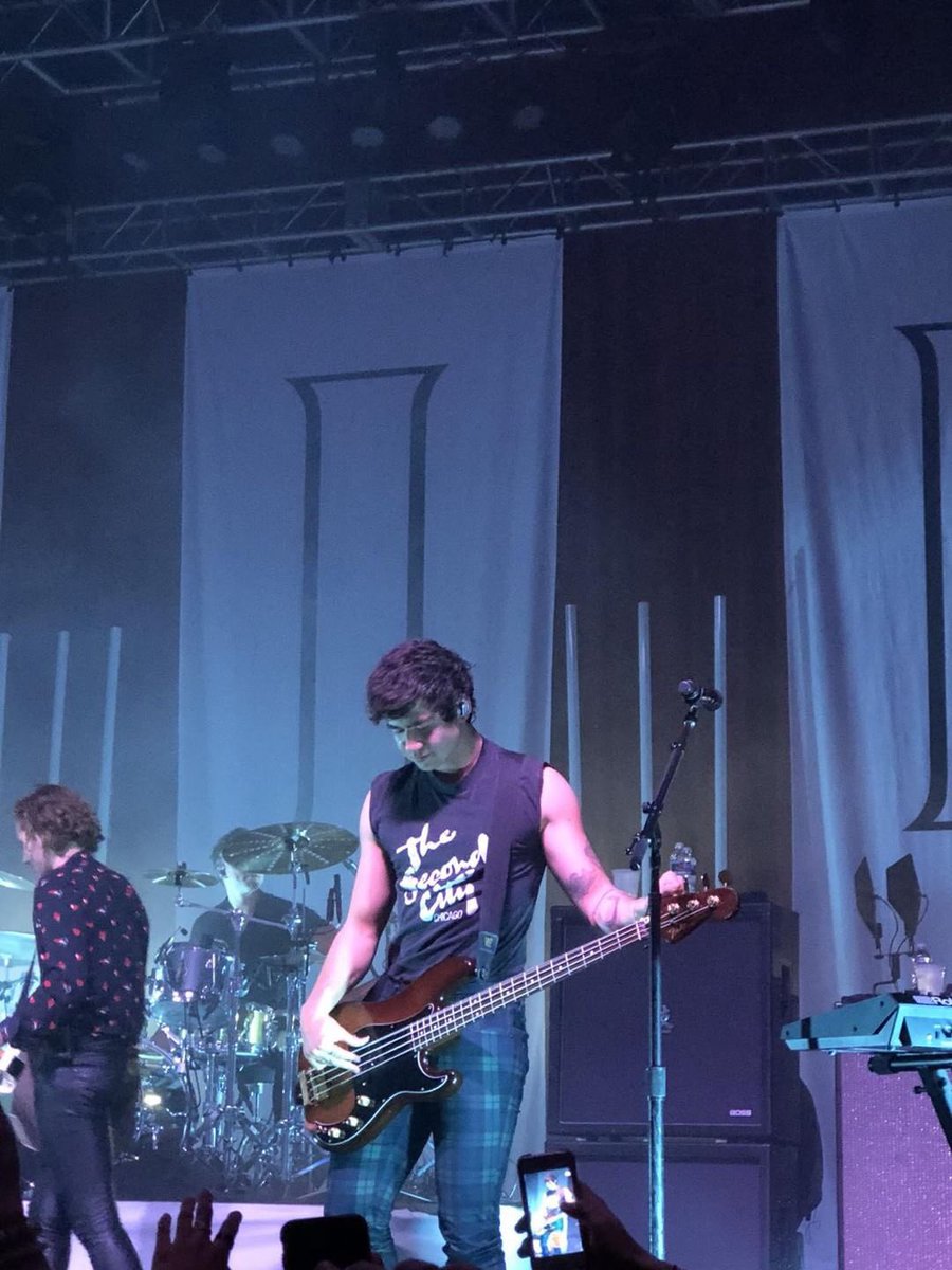 CalumUpdating's tweet image. Calum on stage tonight at #5SOS3SilverSpring! We are truly blessed. | hantuck(IG)