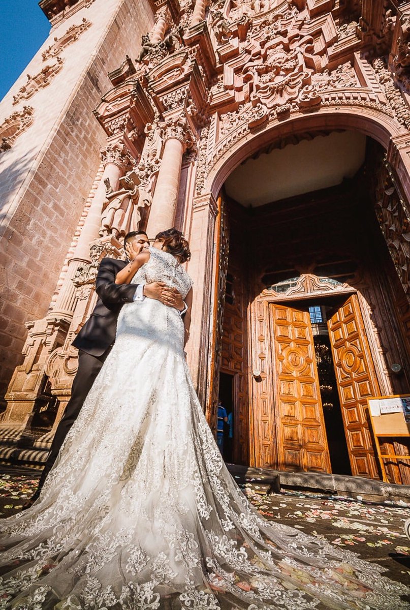 julissaarce's tweet photo. I was off getting married. Did anything happen in the last few days?! 😂. 🤵🏽♥️👰🏽. #DosRayas https://t.co/b3t4SLYS3V