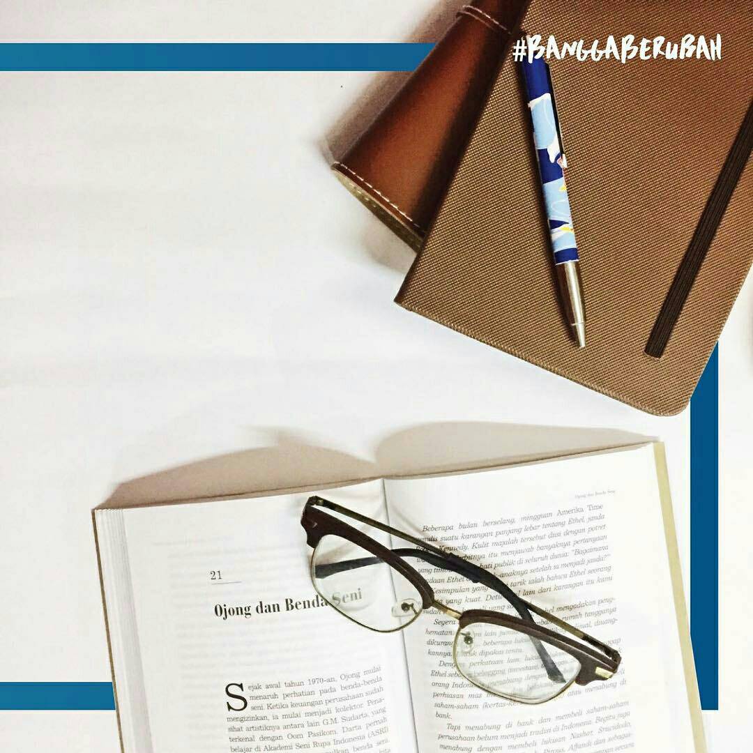 “Bibliosmia”
.
Sulit untuk dijelaskan dengan kata-kata, namun istilah ini mengungkapkan sensasi “harum” khas dari sebuah buku yang mengingatkan kita dengan ruang waktu masa lampau
.
.
Apakah kamu salah satu di antara banyak orang yang menyukai “aroma” buku?
.
#AkuBaca
(IM)