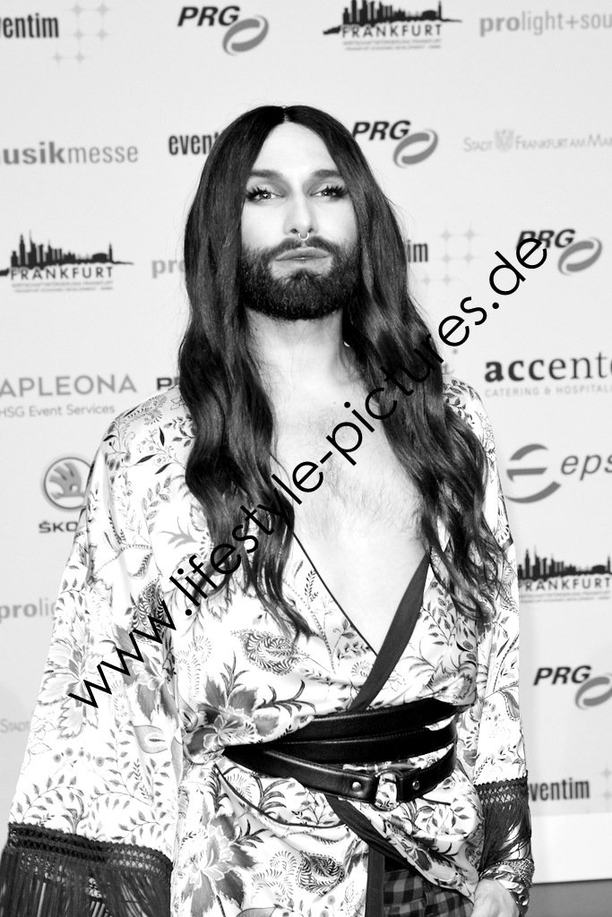 CarinaZucchera's tweet photo. "The Show Must Go On"
Conchita & Band mit dem Queen-Klassiker beim PRG Live Entertainment Award #LEA in #Frankfurt
#PRGLEA #LEA2018 #ConchitaWurst #ConchitaLIVE #TomNeuwirth
#MusicAward #Musikmesse #MusicAwards
🎤 https://t.co/bXHzsKD09Y via @YouTube https://t.co/jj5VmcnRVE