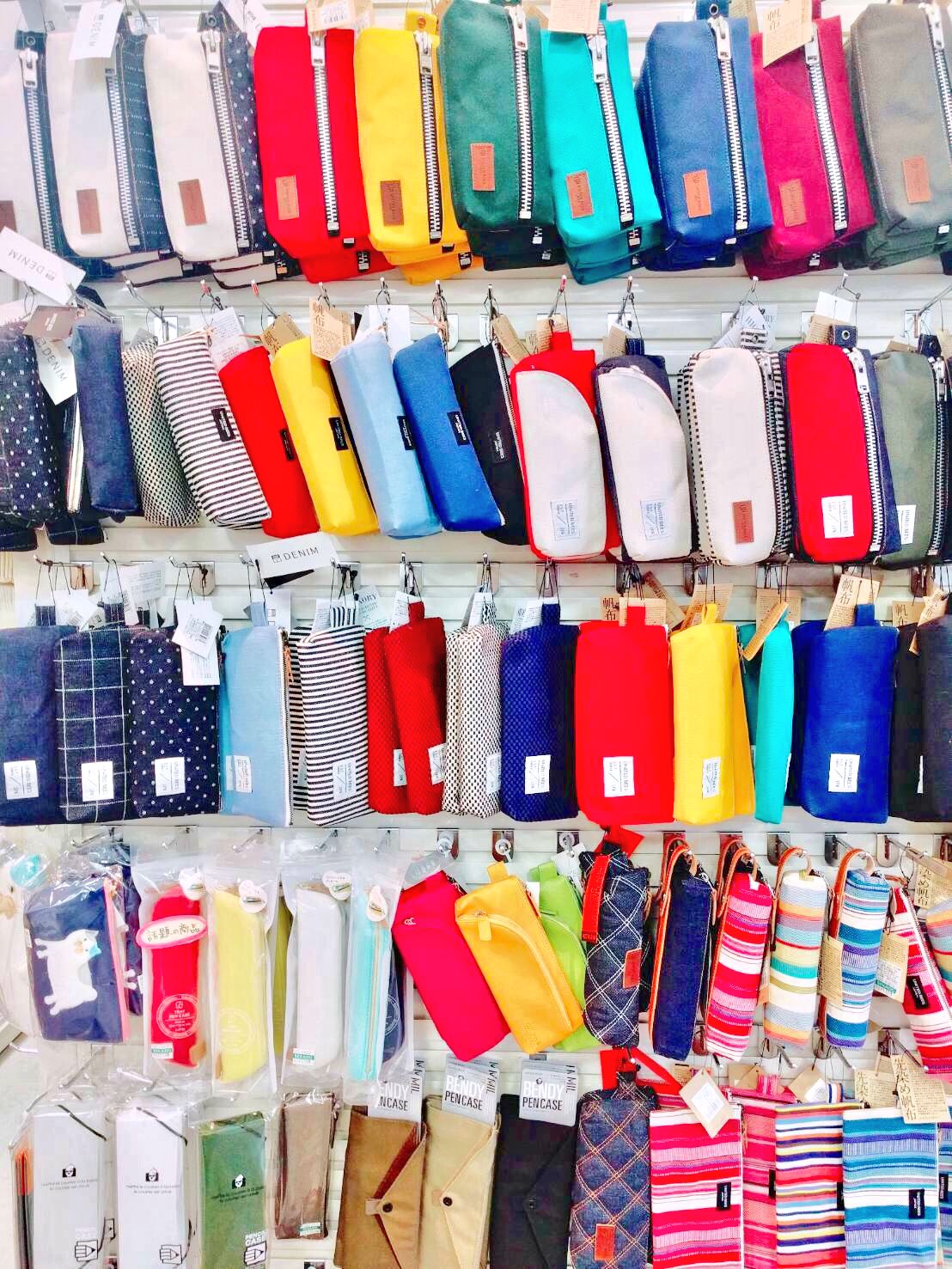 世界堂公式 新しい文具と新生活 世界堂名古屋パルコ店で 新しいペンケースを選びませんか ご紹介するのは 倉敷帆布や岡山デニムを使ったペンケース ビビッドな色合いとオシャレなデザインで当店の人気no 1アイテムです 世界堂名古屋パルコ店