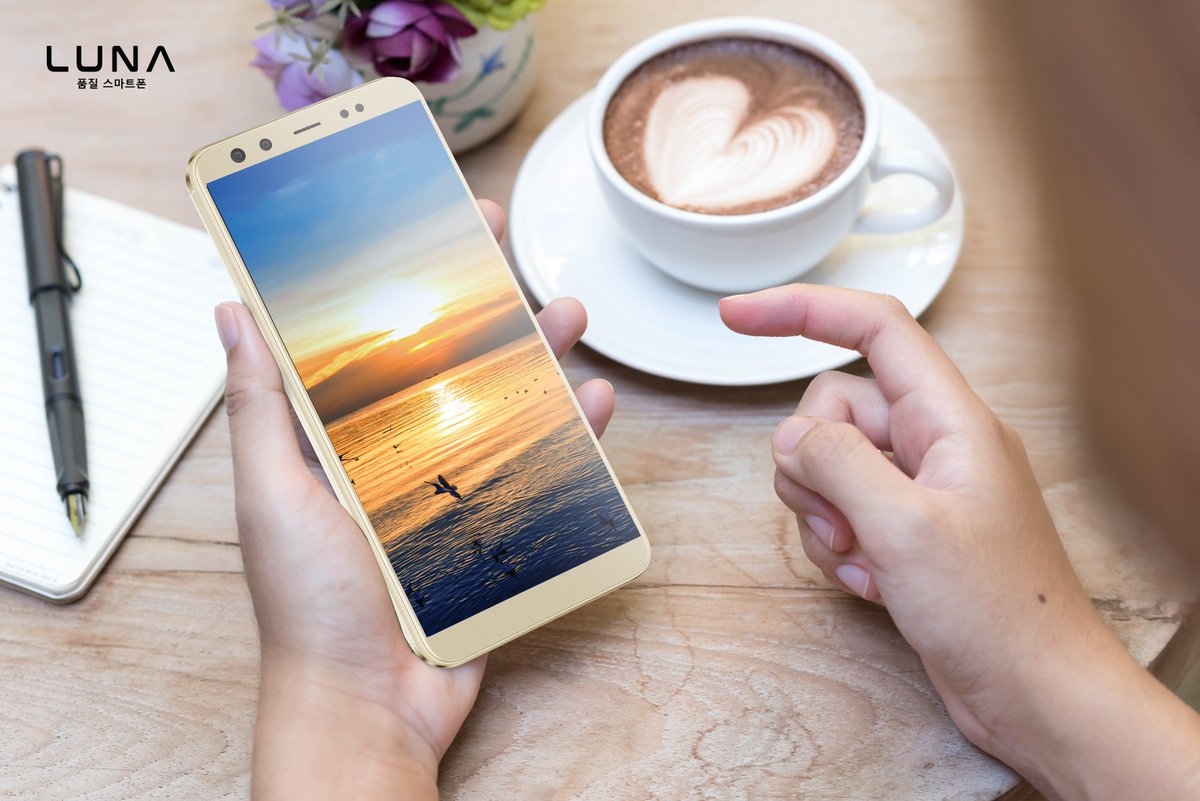 Jika kalian butuh penyemangat buat melewati hari, kalian biasanya memilih mendengarkan music atau Chat si dia? #lunasmartphone