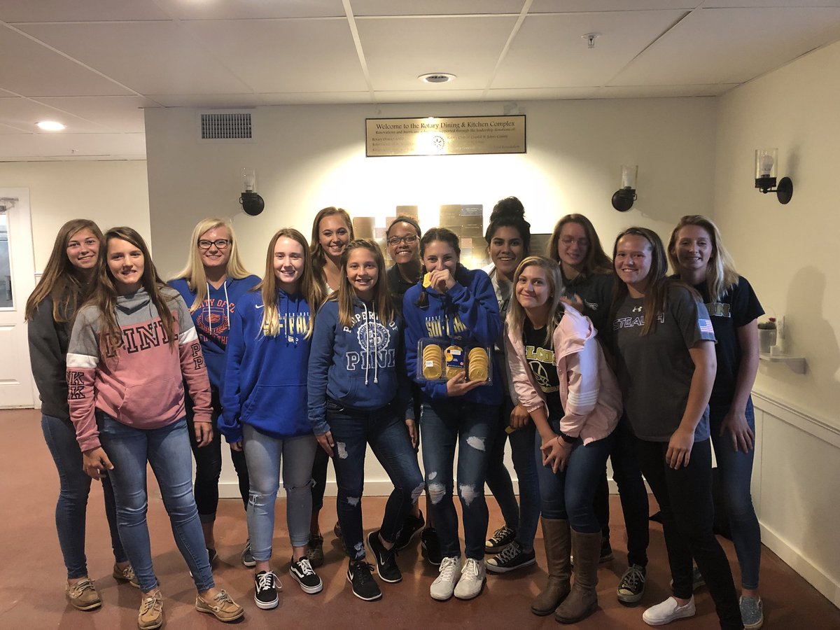 MenendezSoftbal's tweet photo. The girls spent the evening feeding the homeless downtown https://t.co/axnquKnw5m