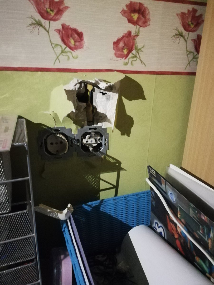#Blikseminslag door #onweer... in huis vlogen stopcontacen uit de muur...niet normaal... #Veldhoven