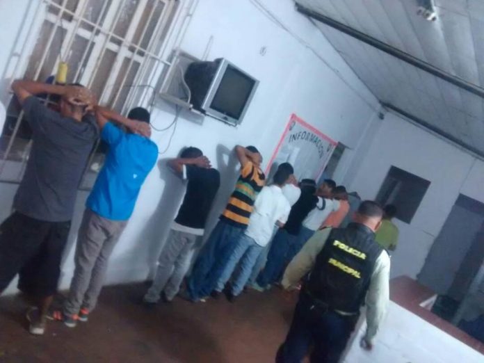 webnotitarde's tweet photo. Polimiranda atrapó a un joven por hurto de cable
https://t.co/mCRGjwZELW 

#Notitarde #SUCESO #PoliMiranda #RobaCable #FANB #Martes #10Abril https://t.co/zfyAc7mldw