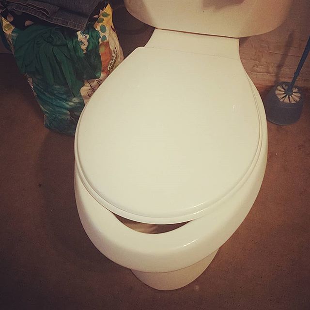 thecannaswift's tweet photo. I said "I'll just buy a new toilet seat online! It'll fit!" #itdoesnotfit https://t.co/w69LYprdGZ https://t.co/jULF4OufLa